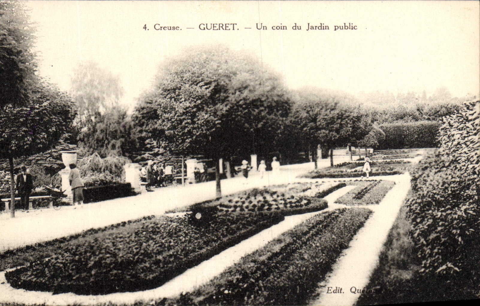 POSTAL Gueret de la VENDIMIA una esquina del jardín público
