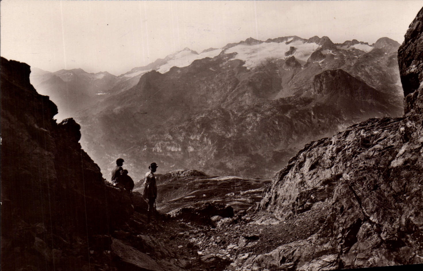 MODERN CARD Surroundings of Luchon Cursed Mounts seen through the notch of the Port of Venasque