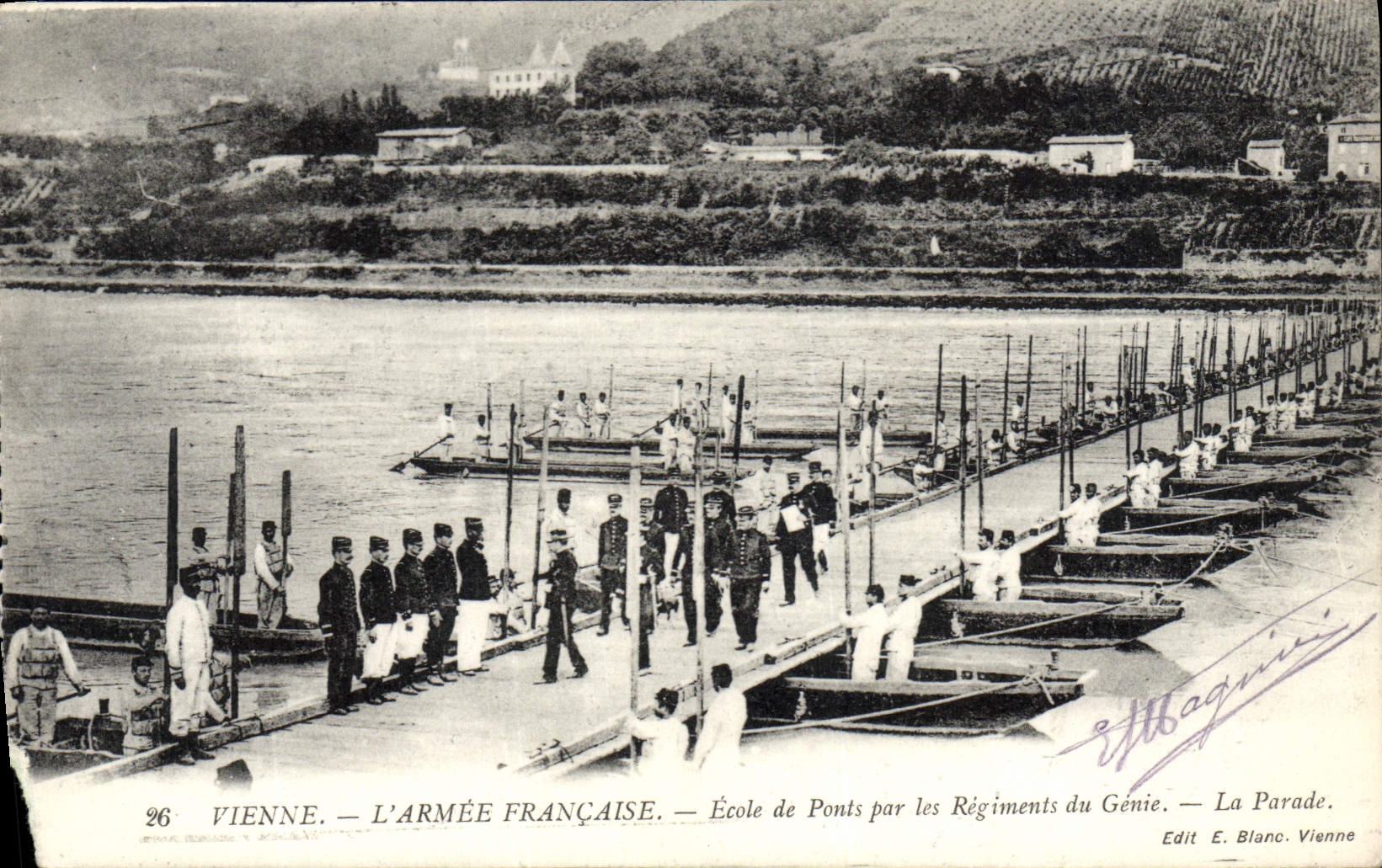 CPA Vienne L'Armee Francaise Ecole de Ponts par les Regiments du Genie Militaria La parade