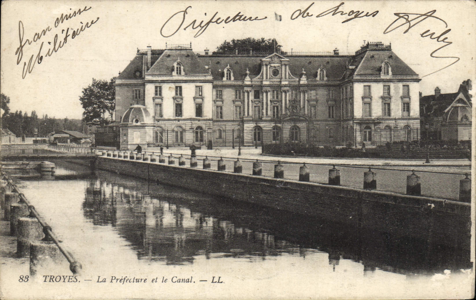 CPA Troyes Les Prefecture et le Canal