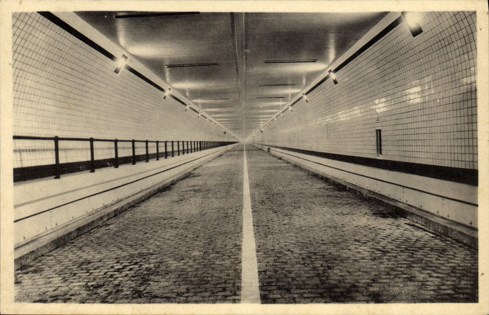 Interior visto Amberes de la POSTAL de la VENDIMIA del túnel para los vehículos bajo iluminación de Scheldt Philora con sodio