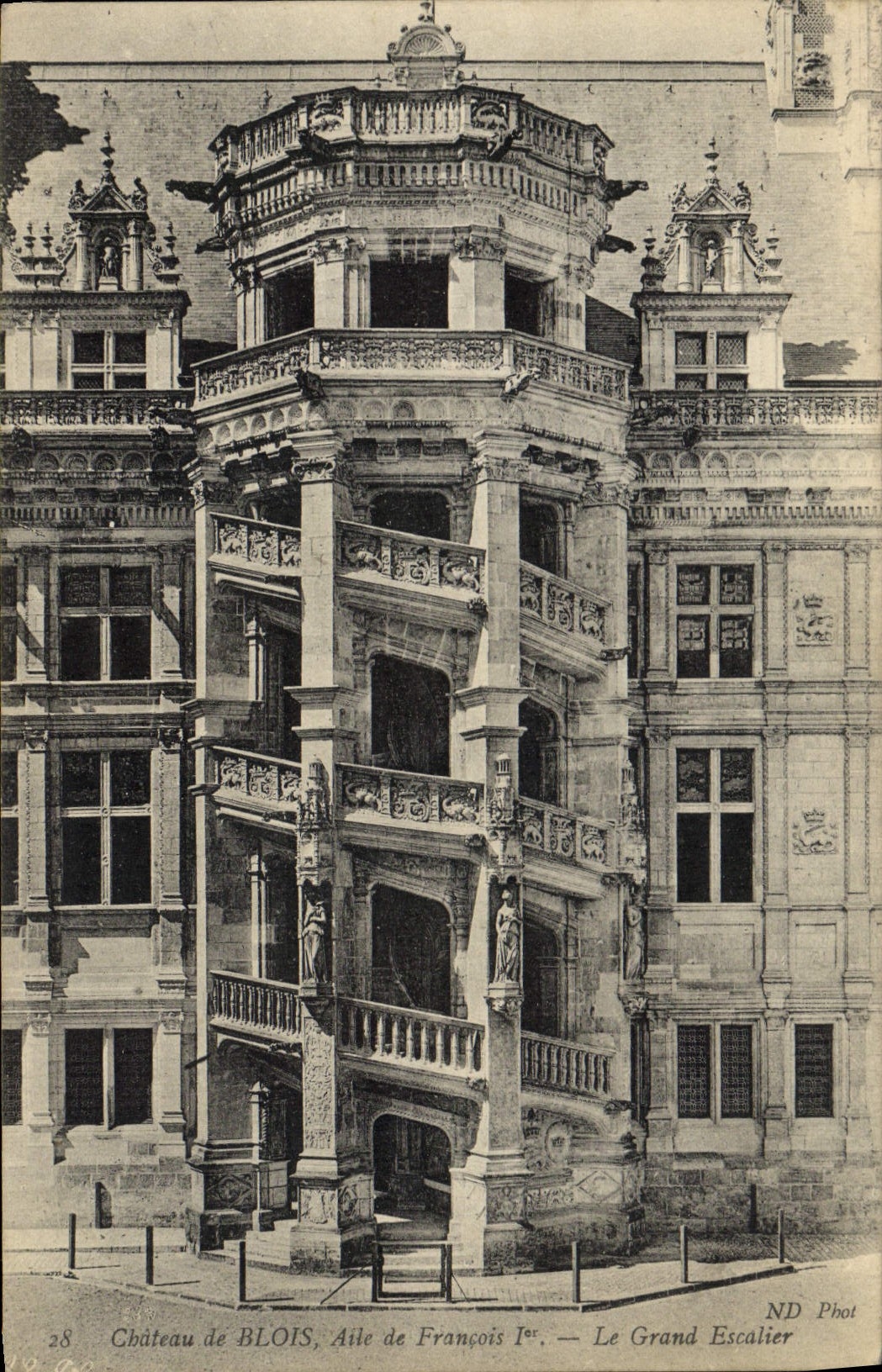 CPA Chateau de Blois Aile de Francois 1er Le grand escalier