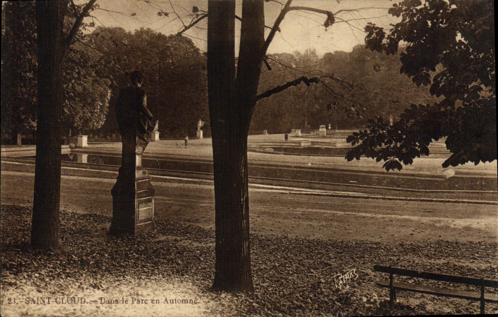 CPA Saint Cloud Dans le parc en automne