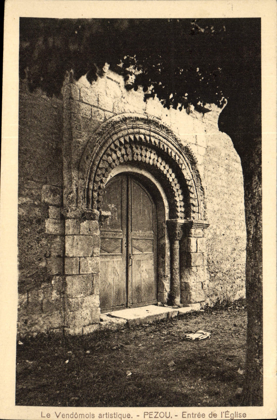 CPA Le Vendomois Artistique Pezou Entree De I'Eglise