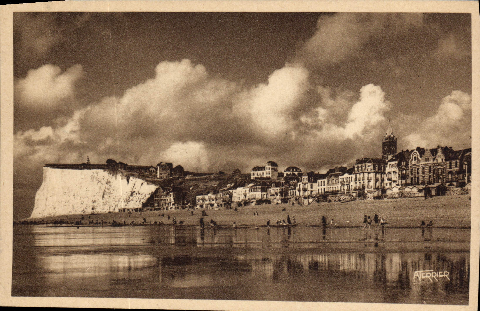 VINTAGE POSTCARD the Beach Of Seas Seen from On Sand And Its Protection