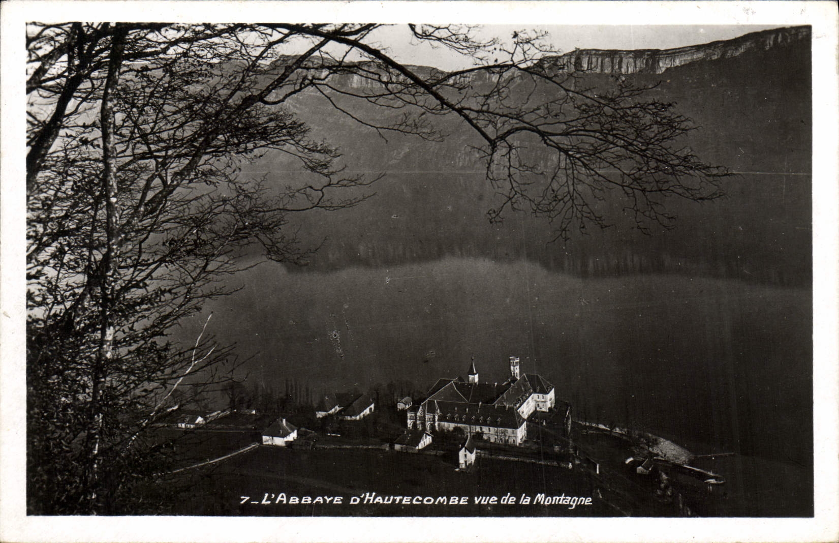 CPM L'Abbaye D'Hautecombe Vue De La Montagne