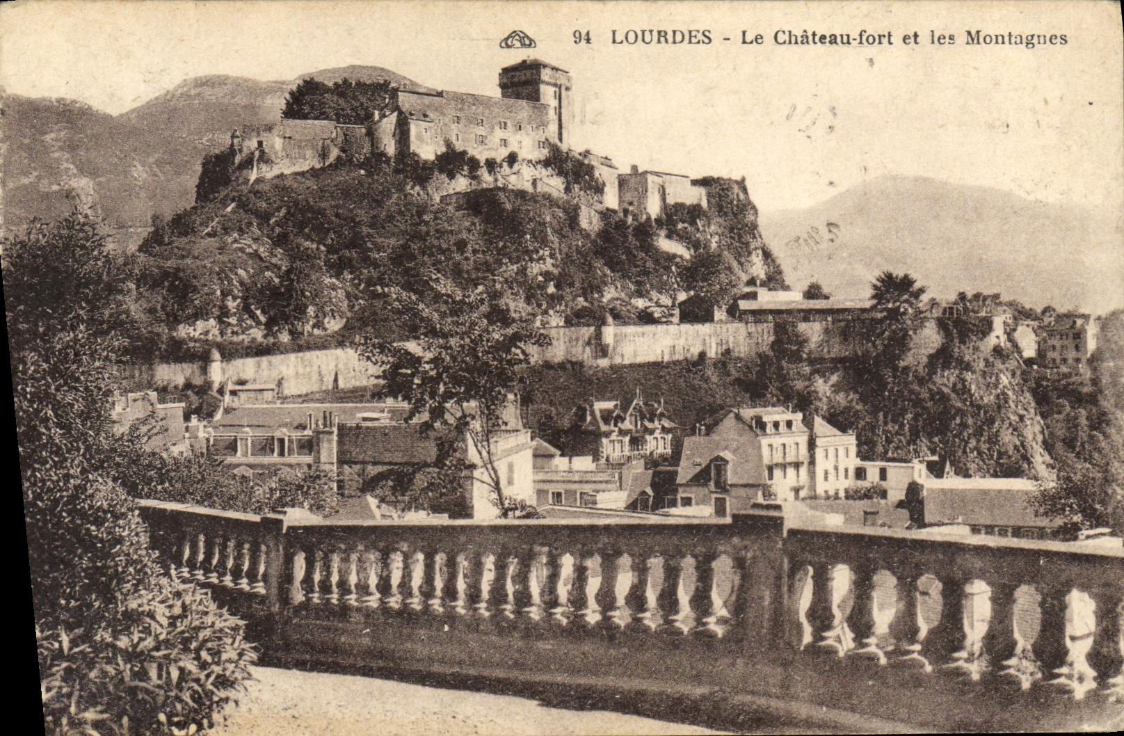 POSTAL de la VENDIMIA pesada el castillo y las montañas fuertes