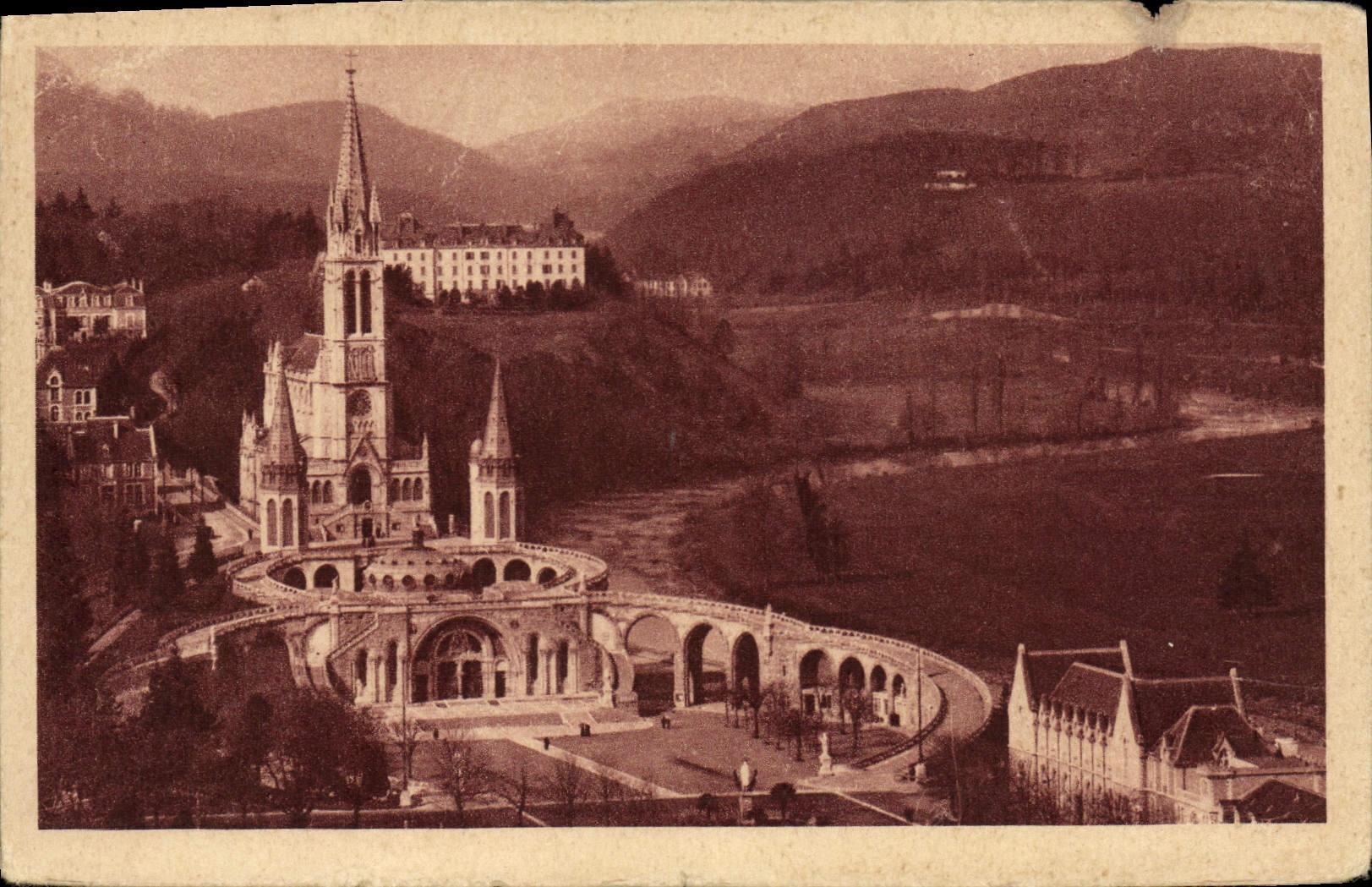 POSTAL de la VENDIMIA pesada la basílica vista del castillo