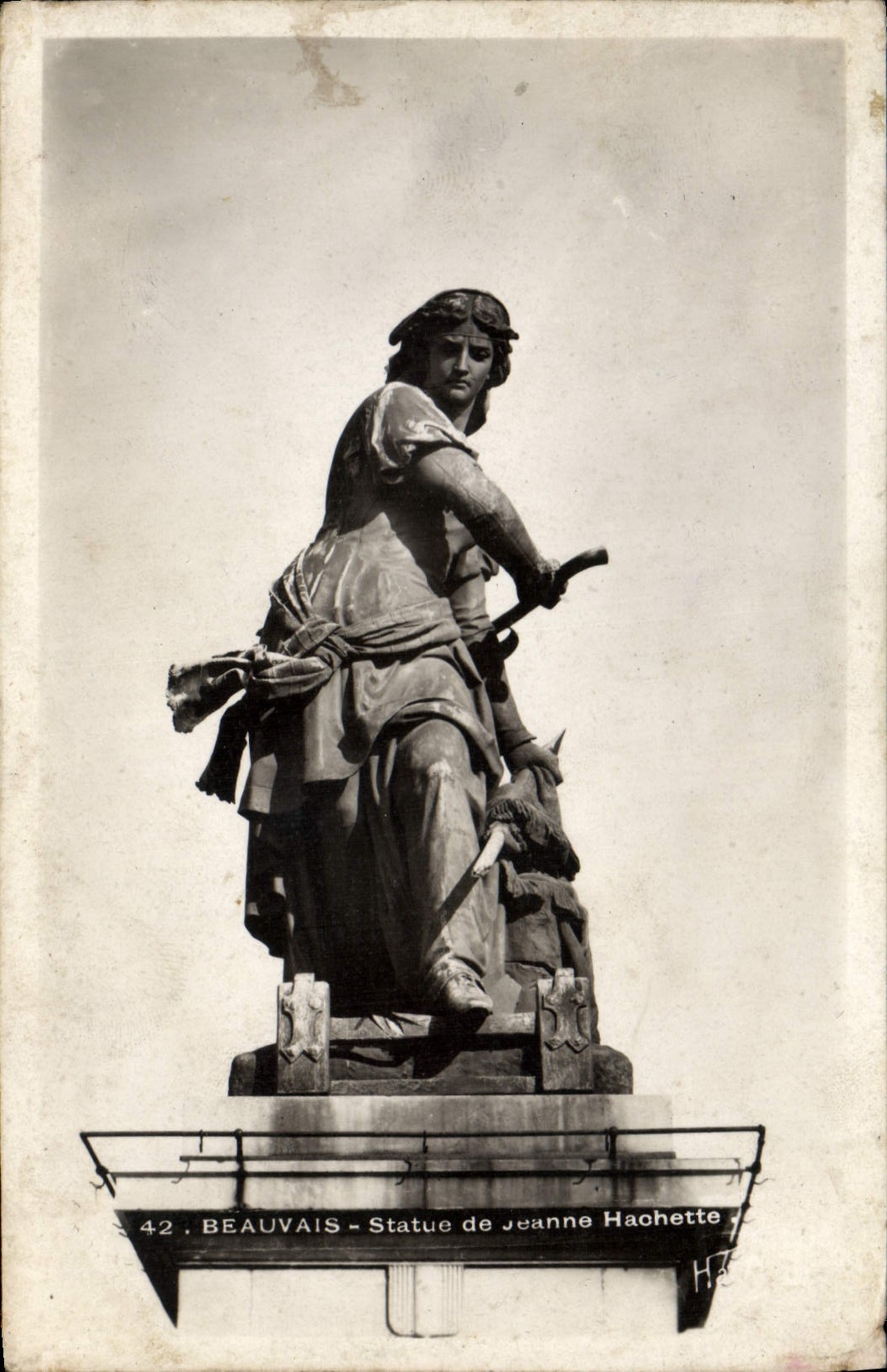 CPM Beauvais Statue De Jeanne Hachette