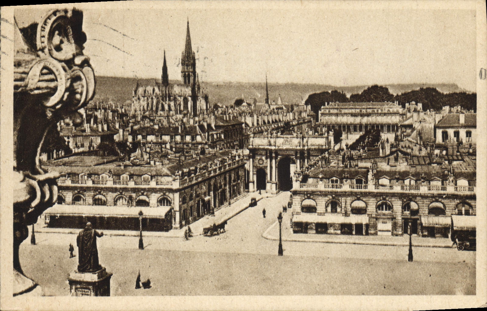 CPA Nancy L'Arc De Triomphe La Basilique Saint Epvre et le palais du gouvernement Vue prise de la terrasse de l'hotel