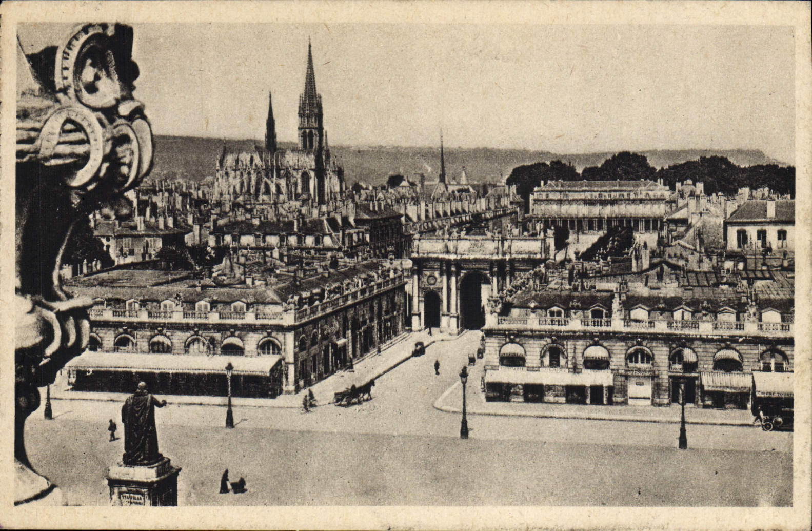 CPA Nancy L'Arc De Triomphe La Basilique Saint Epvre Et Le palais du gouvernement Vue prise de la terrasse de l'hotel 