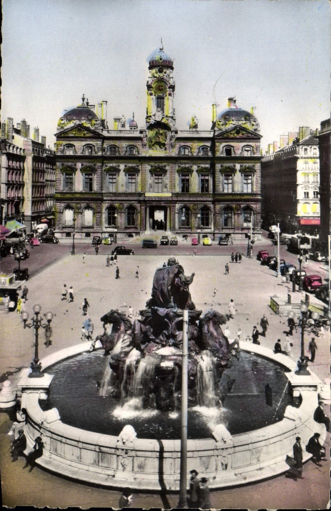 CPM Lyon La Place Des Terreaux La Fontaine Bartholdi et l'hotel de ville