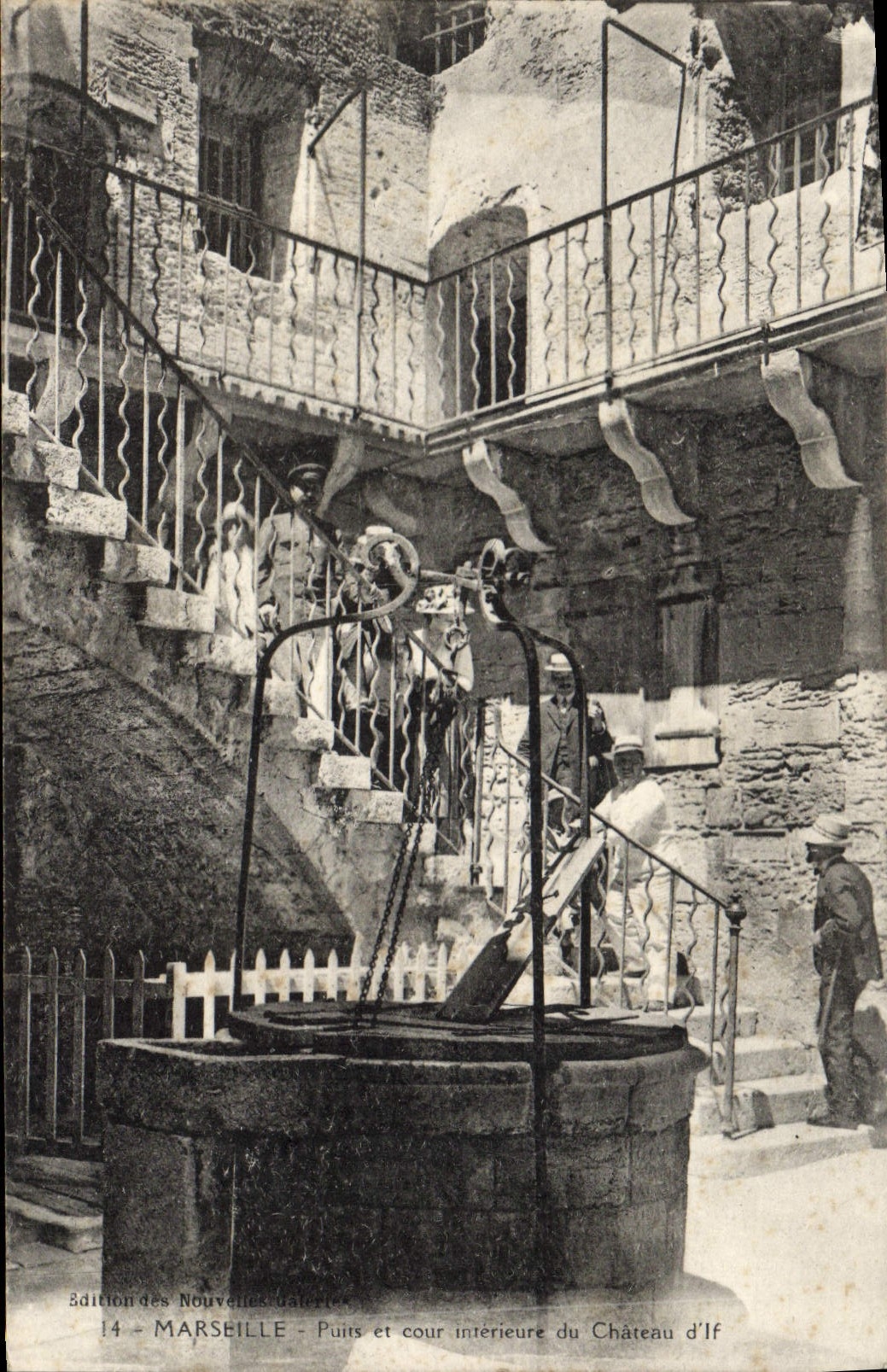CPA Marseille Puits Et Cour Interieure du Chateau d'If