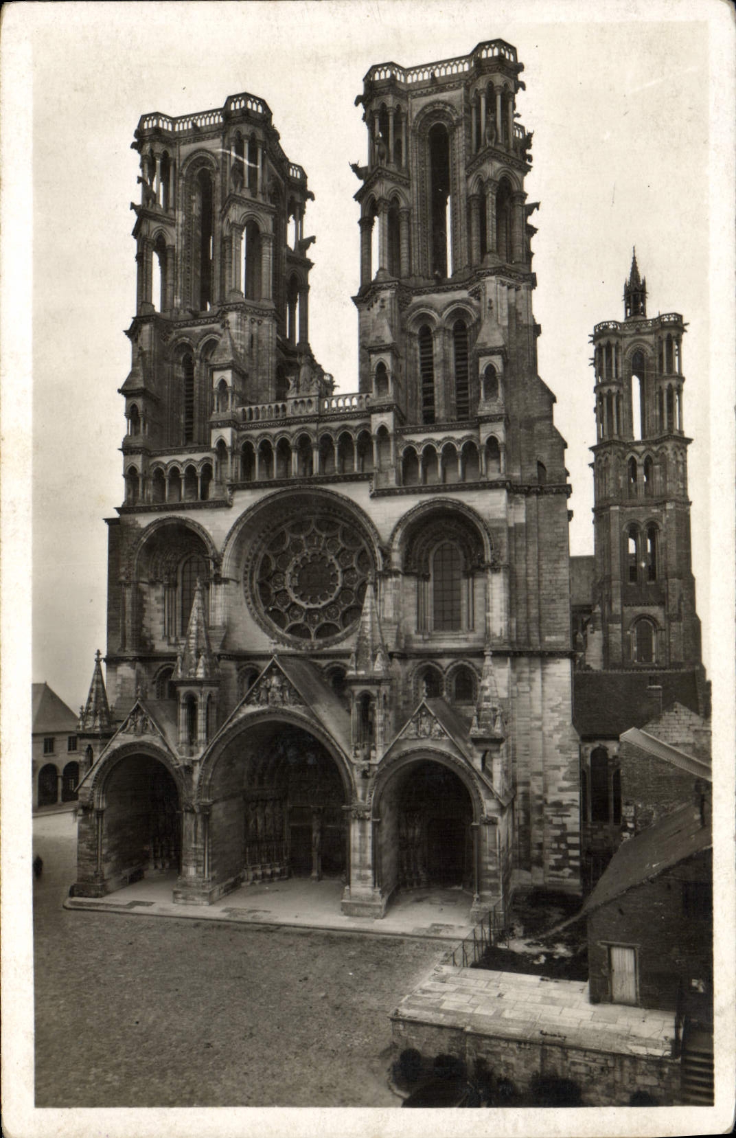 VINTAGE POSTCARD Picturesque Laon the Cathedral