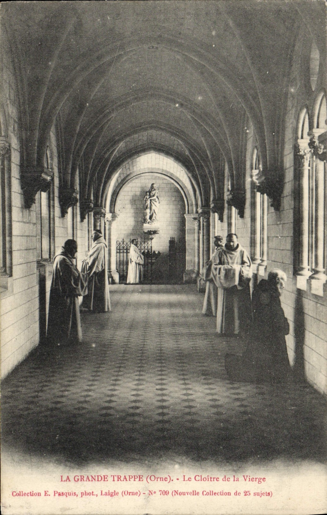 CPA La Grande Trappe Le Cloitre De La Vierge