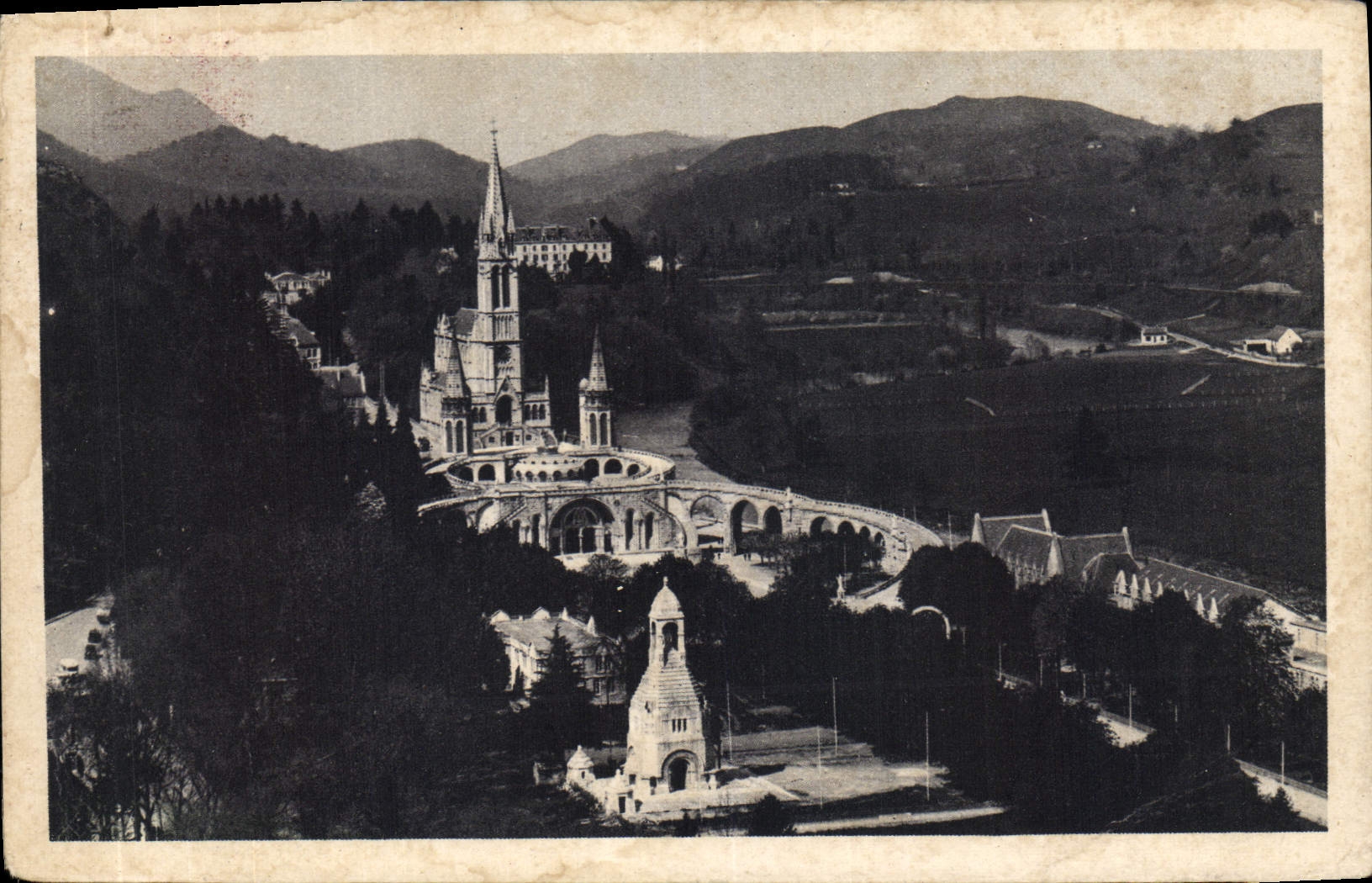 POSTAL de la VENDIMIA pesada la basílica y el monumento interaliado vistos del castillo fuerte