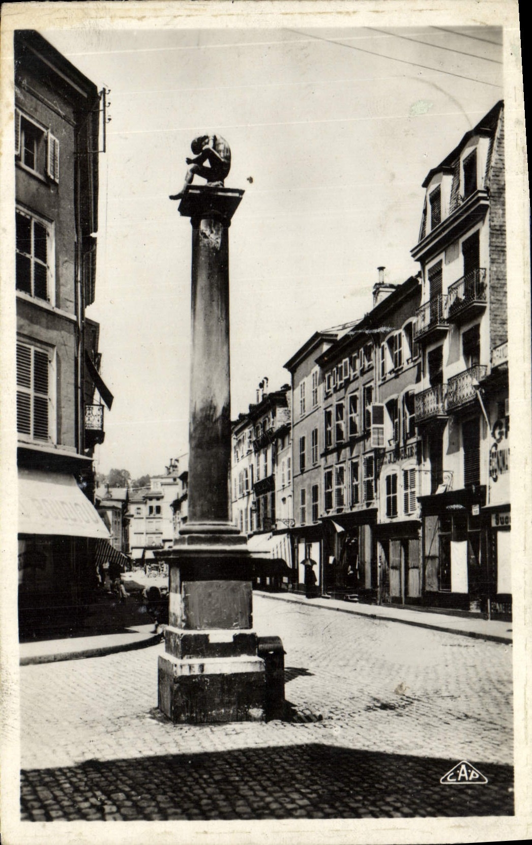 CPM Epinal La Fontaine Pinau et la rue Rualmenil