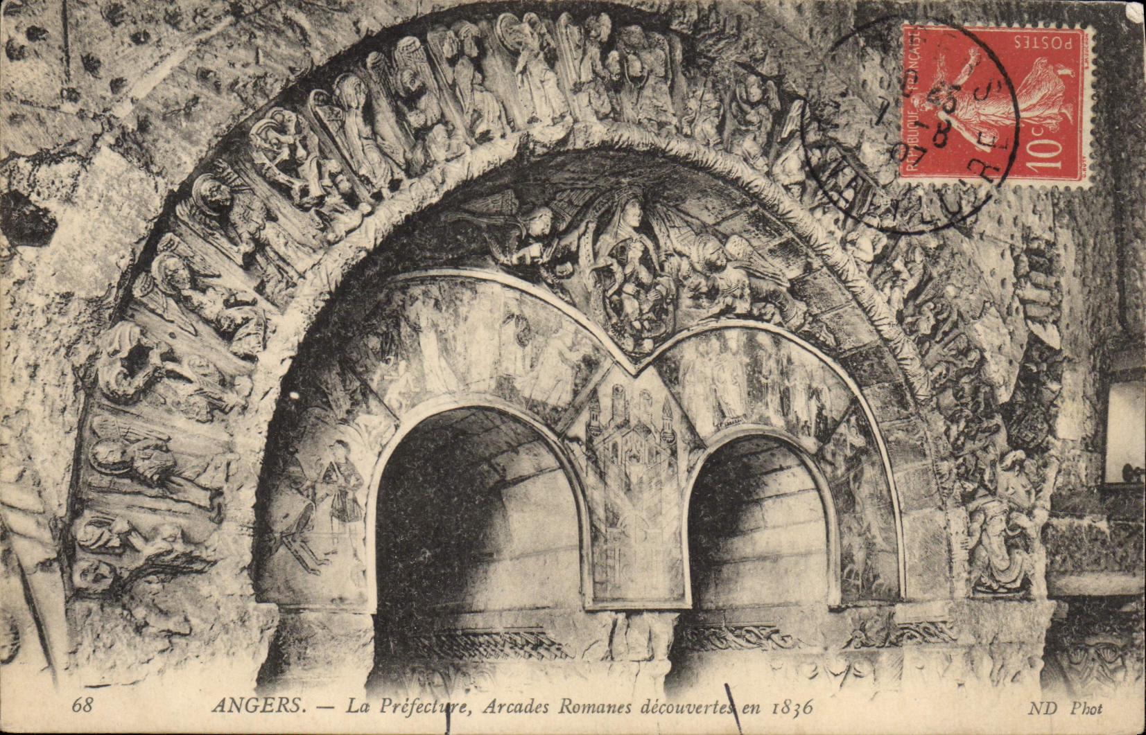 La POSTAL de la VENDIMIA encoleriza las arcadas románticas de la prefectura descubiertas en 1836