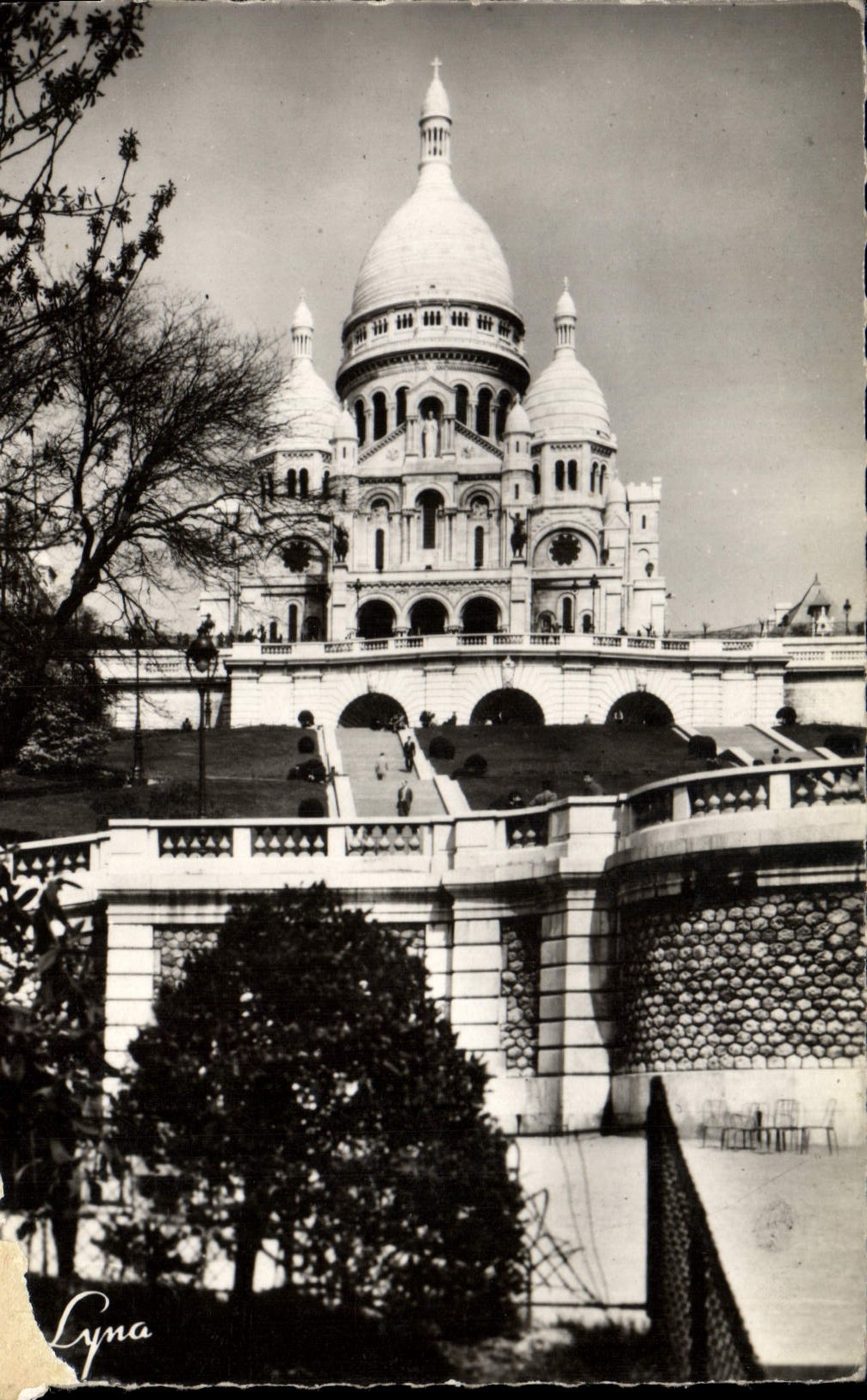 CPM Paris La Basilique Du Sacre Coeur De Montmartre vue des jardins
