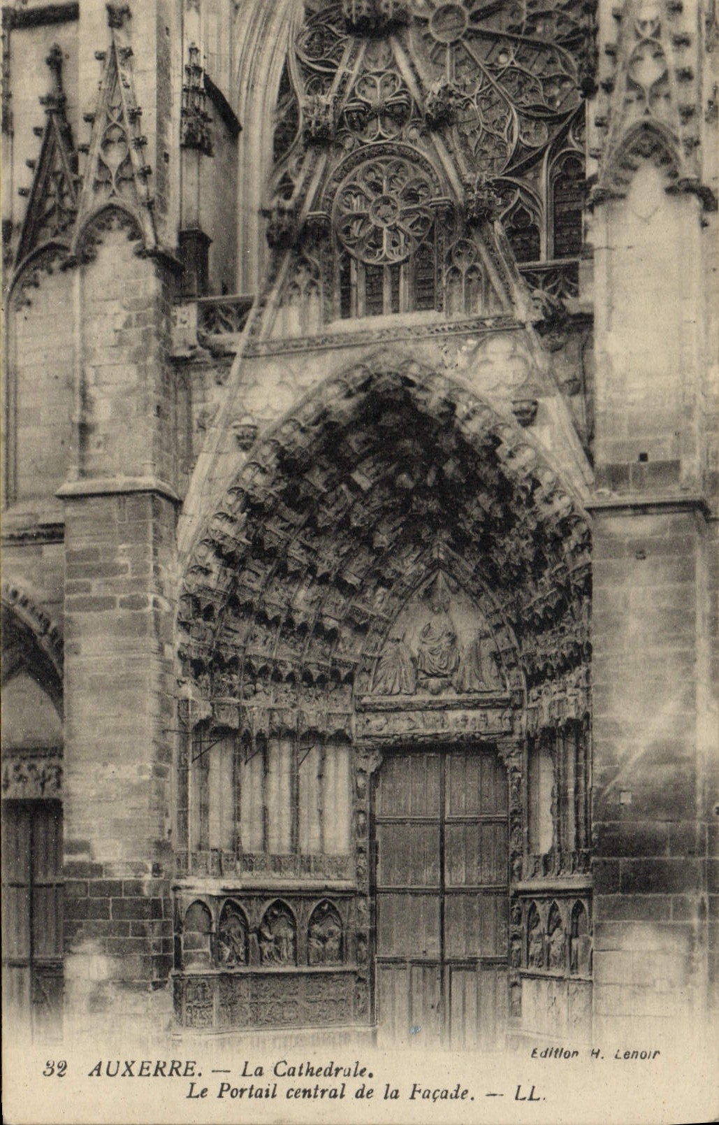 CPA Auxerre La Cathedrale Le Portail Central De La Facade