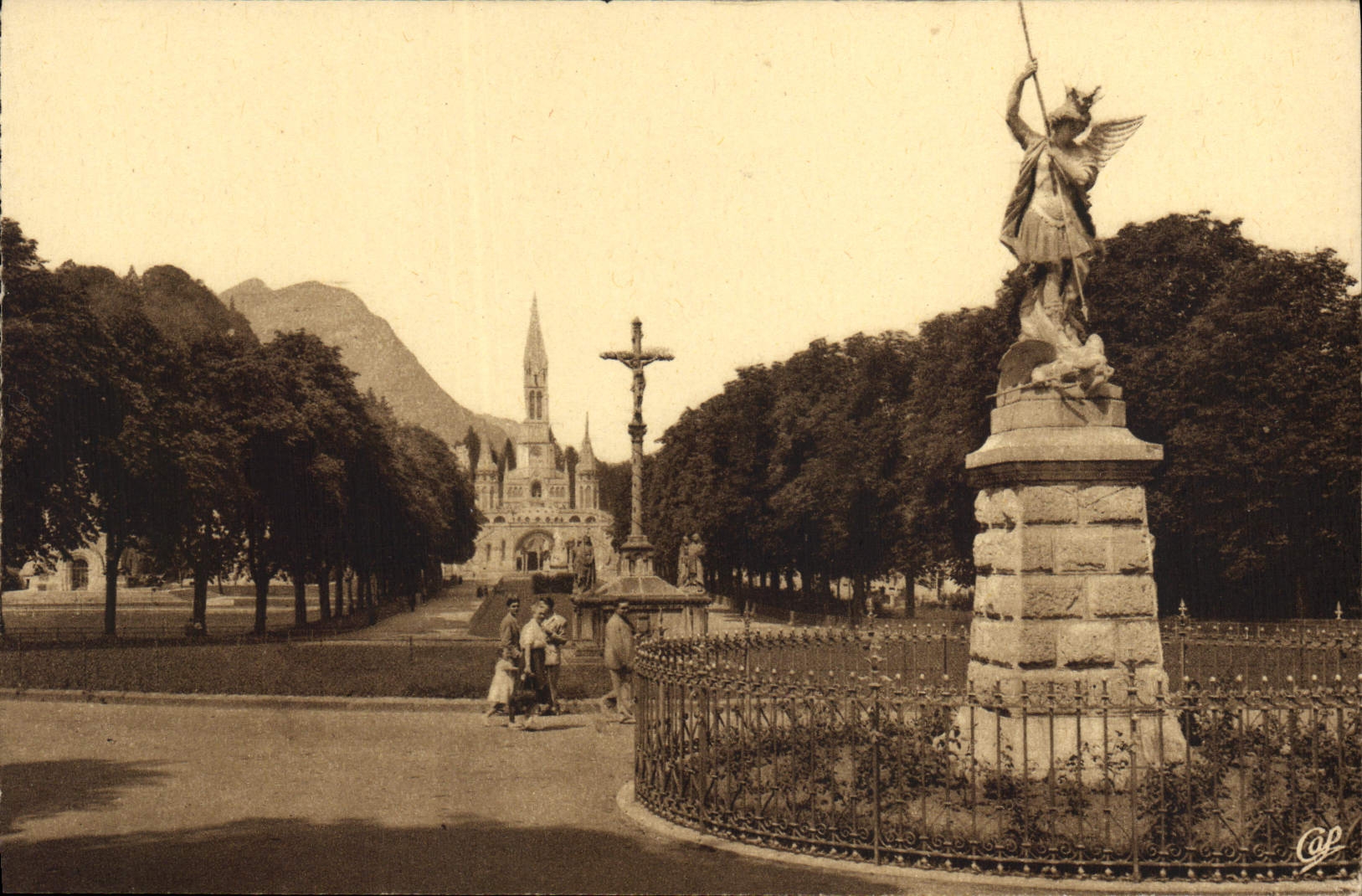 Saint Michel pesado de la POSTAL de la VENDIMIA la basílica y la explanada de I