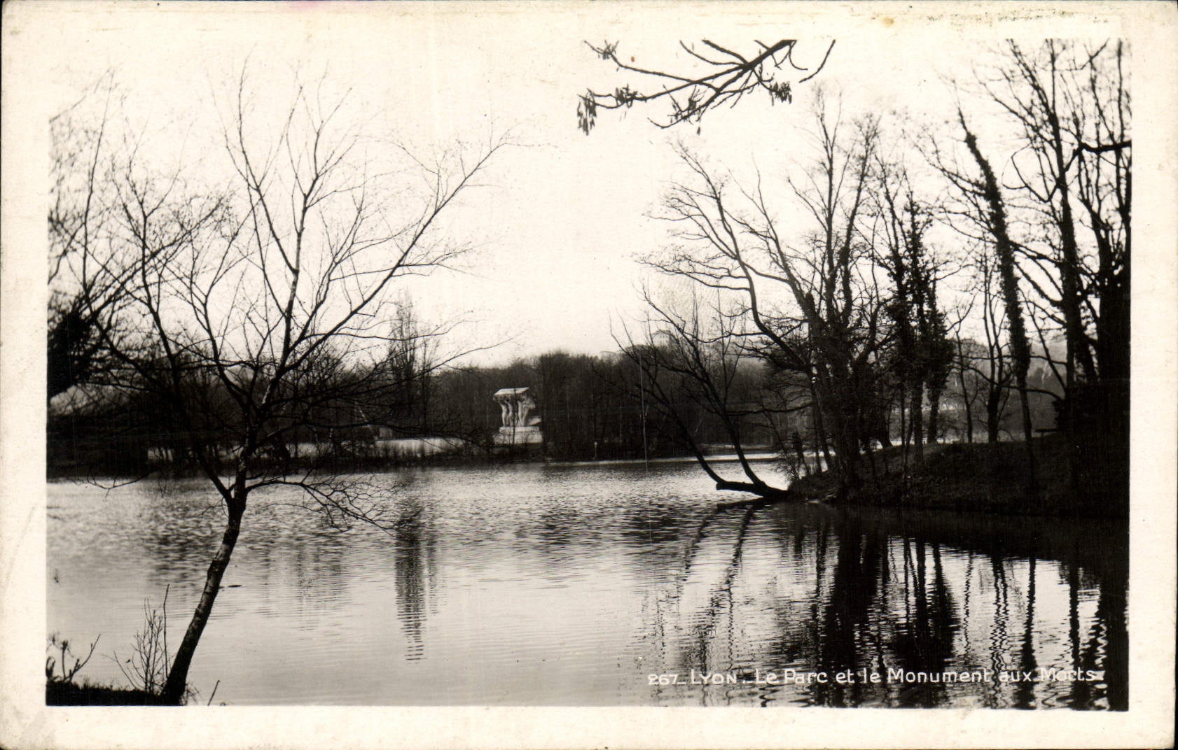 CPA Lyon Le Parc Et Le Monument Aux morts