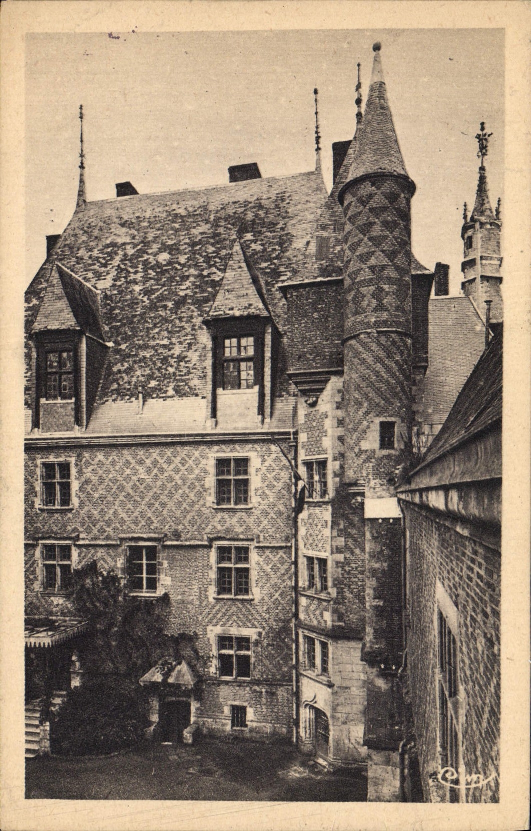 CPA Gien Cour Interieure Du Chateau