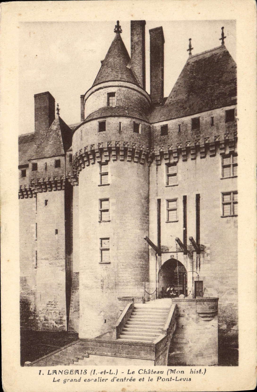 La POSTAL Langeais de la VENDIMIA el castillo la escalera grande de la entrada y el Levis tiende un puente sobre