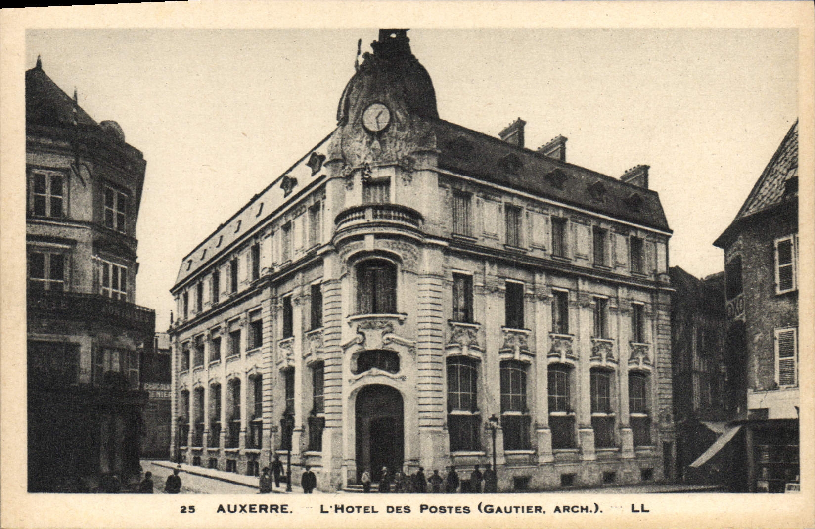 VINTAGE POSTCARD Auxerre the Post office building