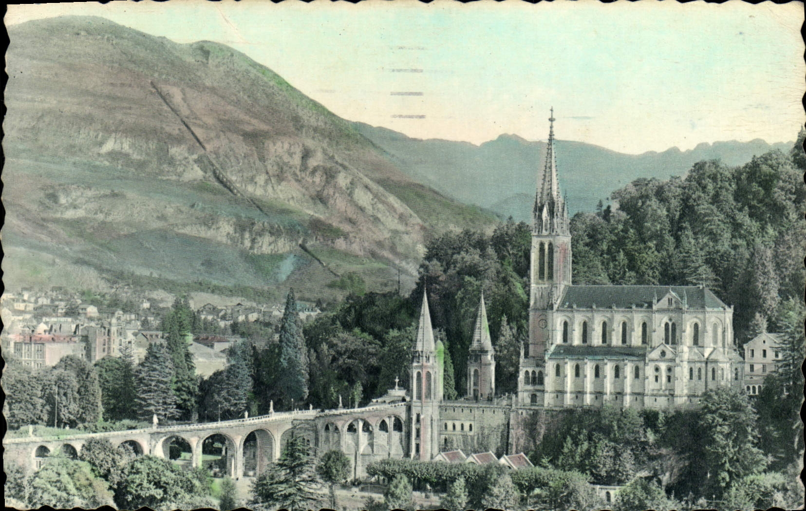 POSTAL de la VENDIMIA pesada la basílica vista de la dimensión y de los Pyrenees