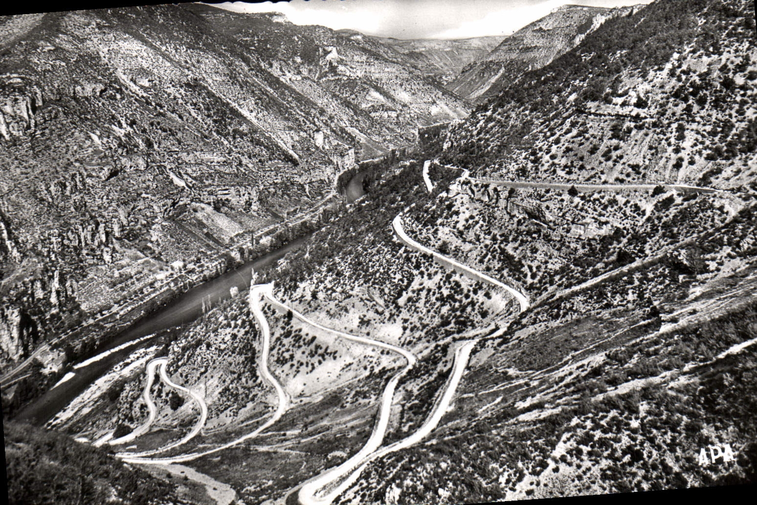 CPM En parcourant Les Gorges Du Tarn La Malene a l'Aven Armand et la vallee du Tarn
