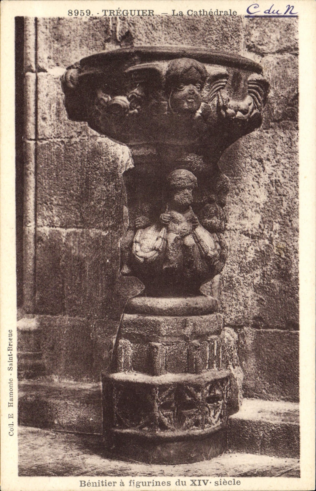CPA Treguier La Cathedrale Benitier a figurines