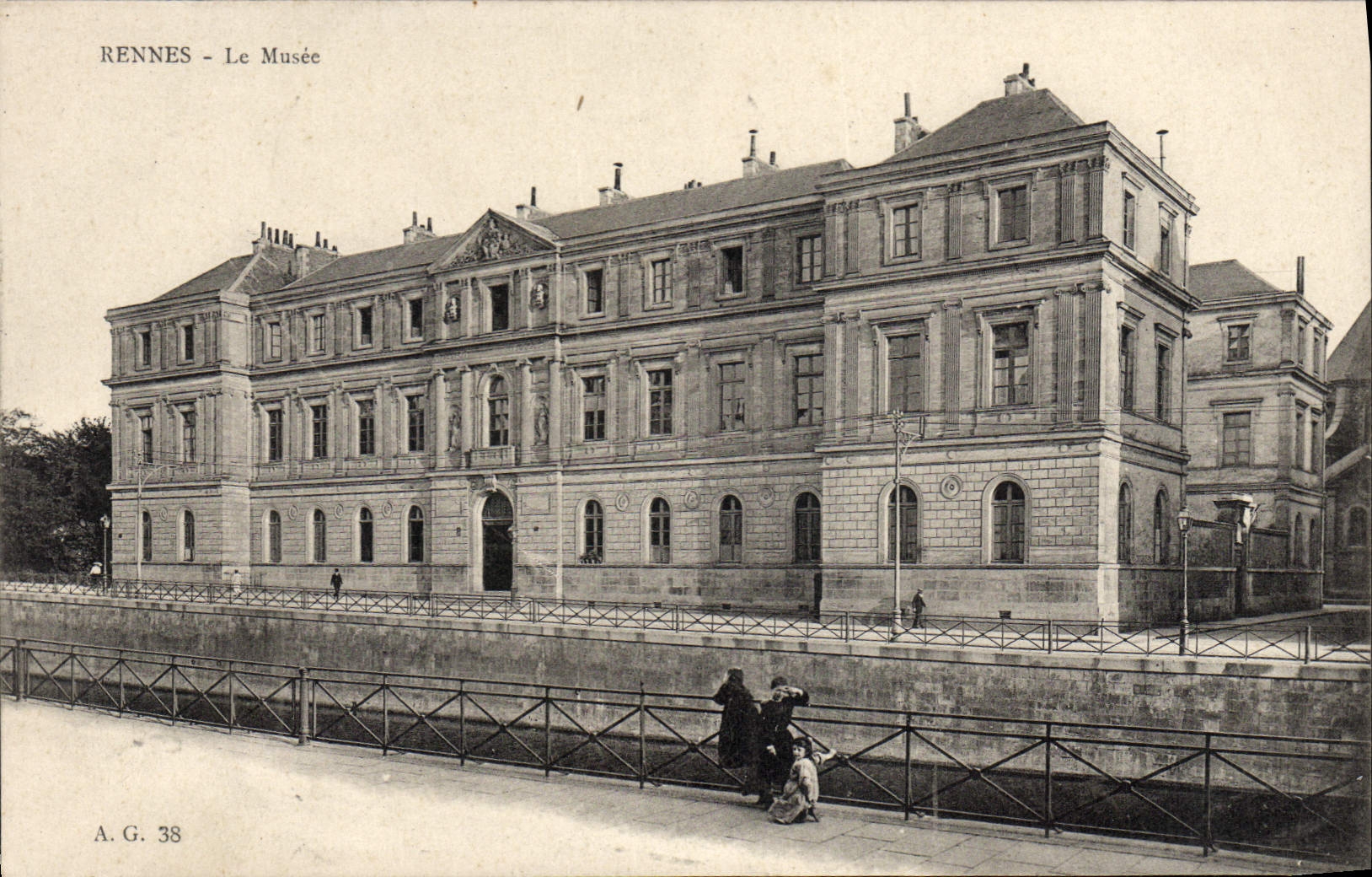 VINTAGE POSTCARD Rennes the Museum