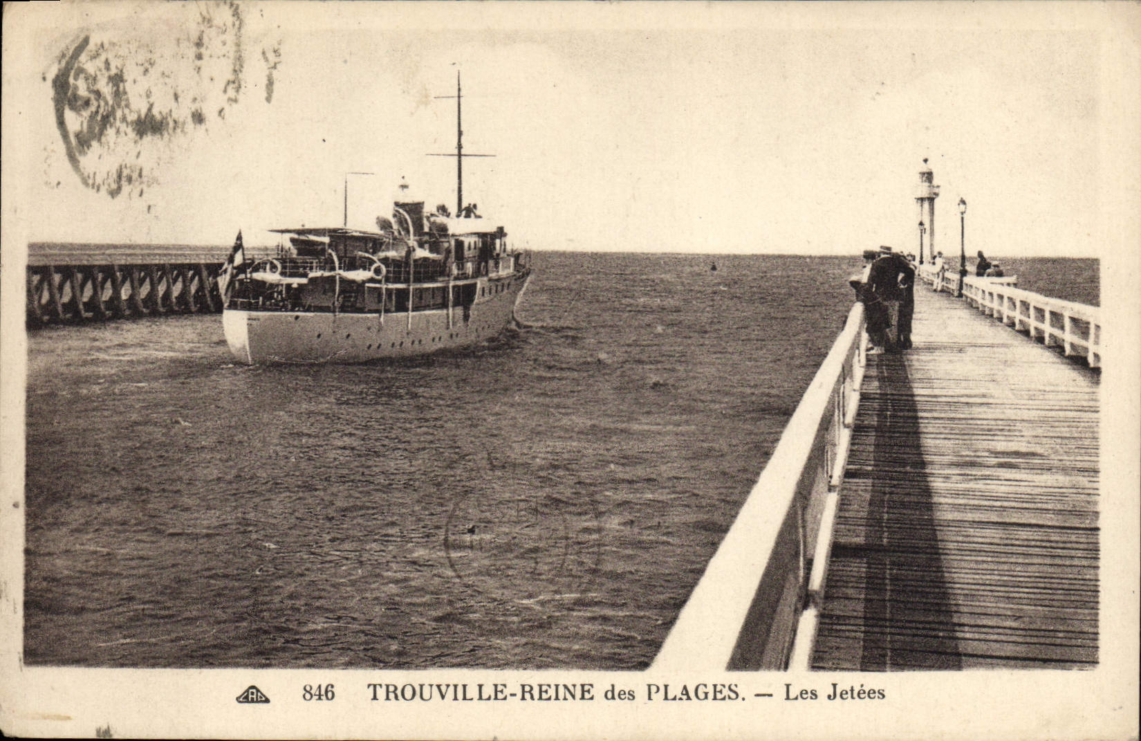 CPA Trouville Reine Des Plages Les Jetees Bateau