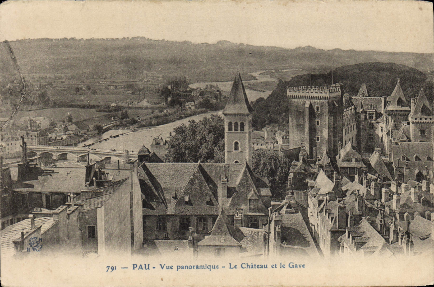 La opinión panorámica de Pau de la POSTAL de la VENDIMIA el castillo y dio