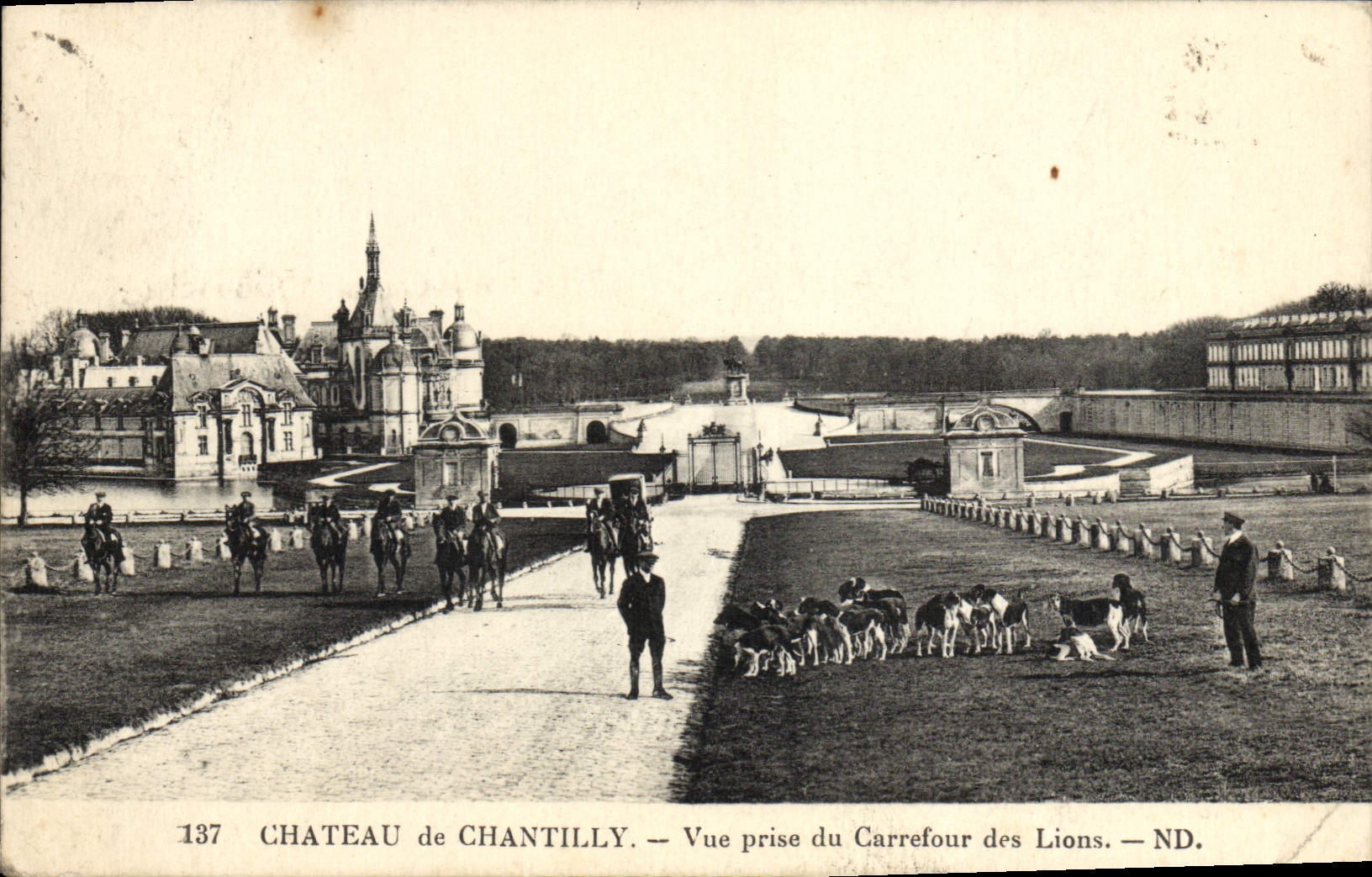 El castillo de la POSTAL de la VENDIMIA de Chantilly vista de la encrucijada de los leones expulsa tiene caballo de Chiens de la corte