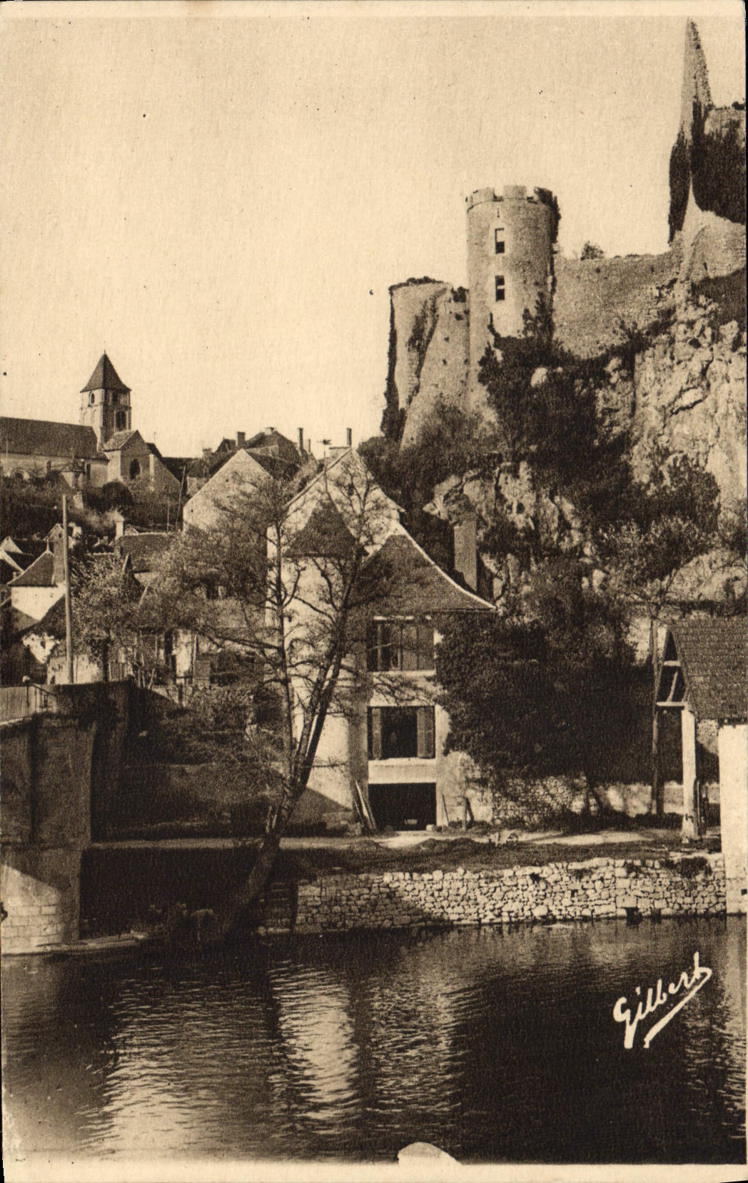 CPA Angles Sur I'Anglin Que Dominent Les Ruines Du Chateau Feodal