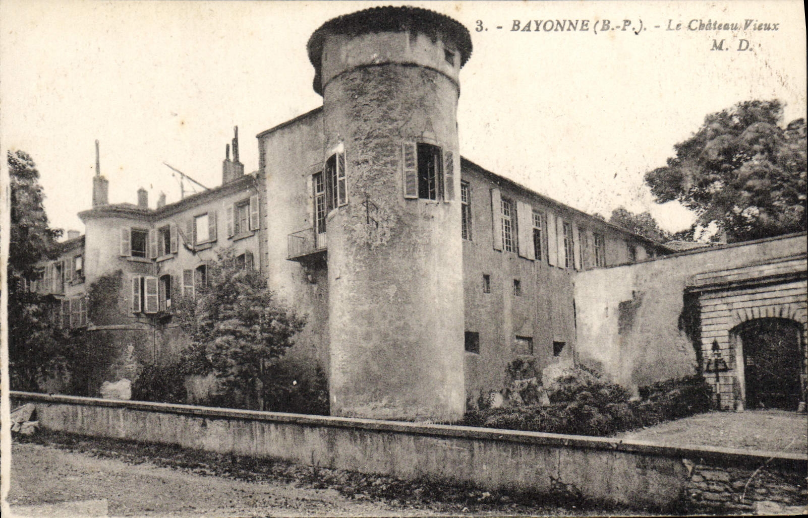 VINTAGE POSTCARD Bayonne the Old Castle