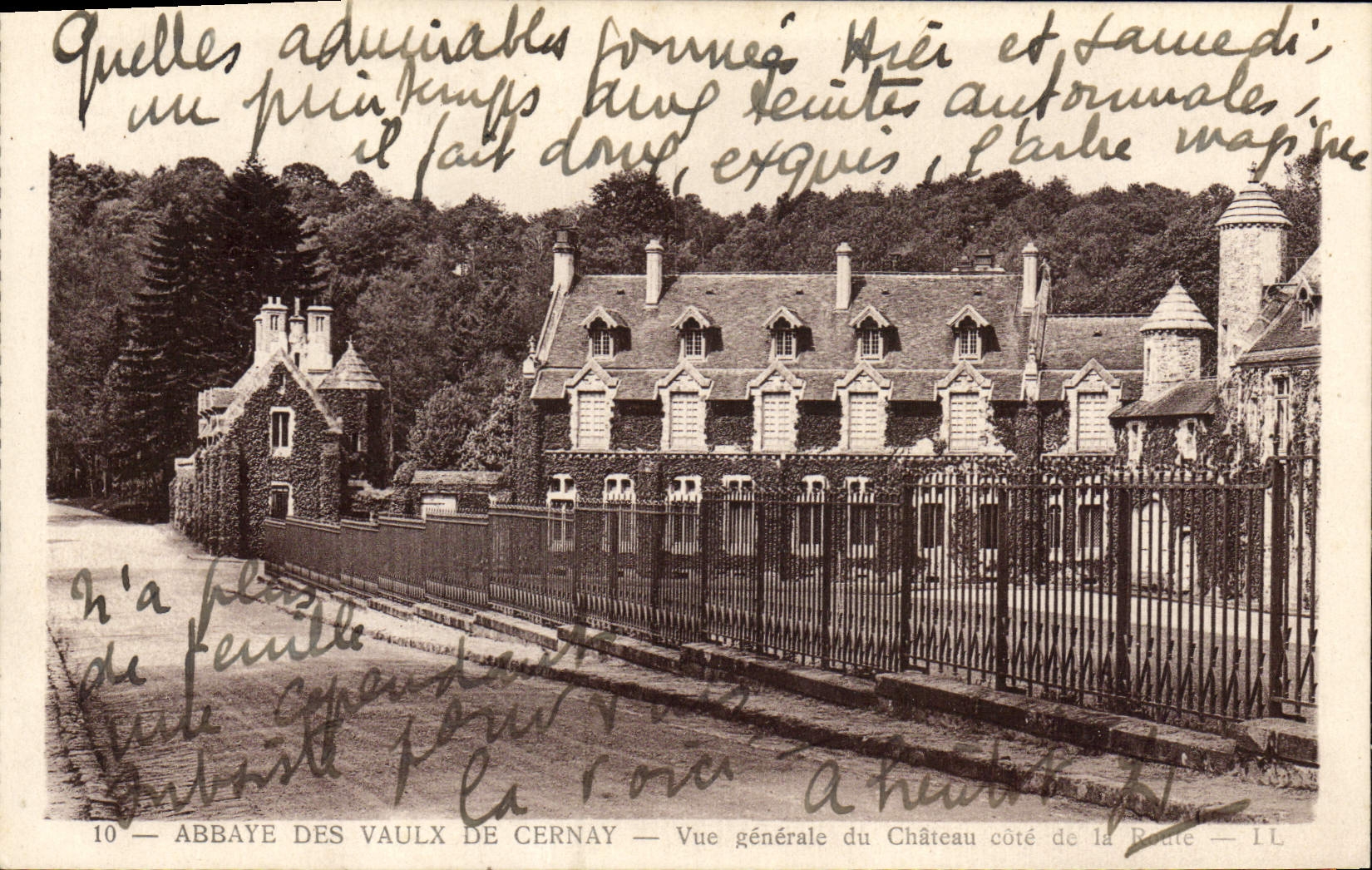CPA Abbaye Des Vaulx De Cernay Vue Generale Du Chateau Cote De La Route