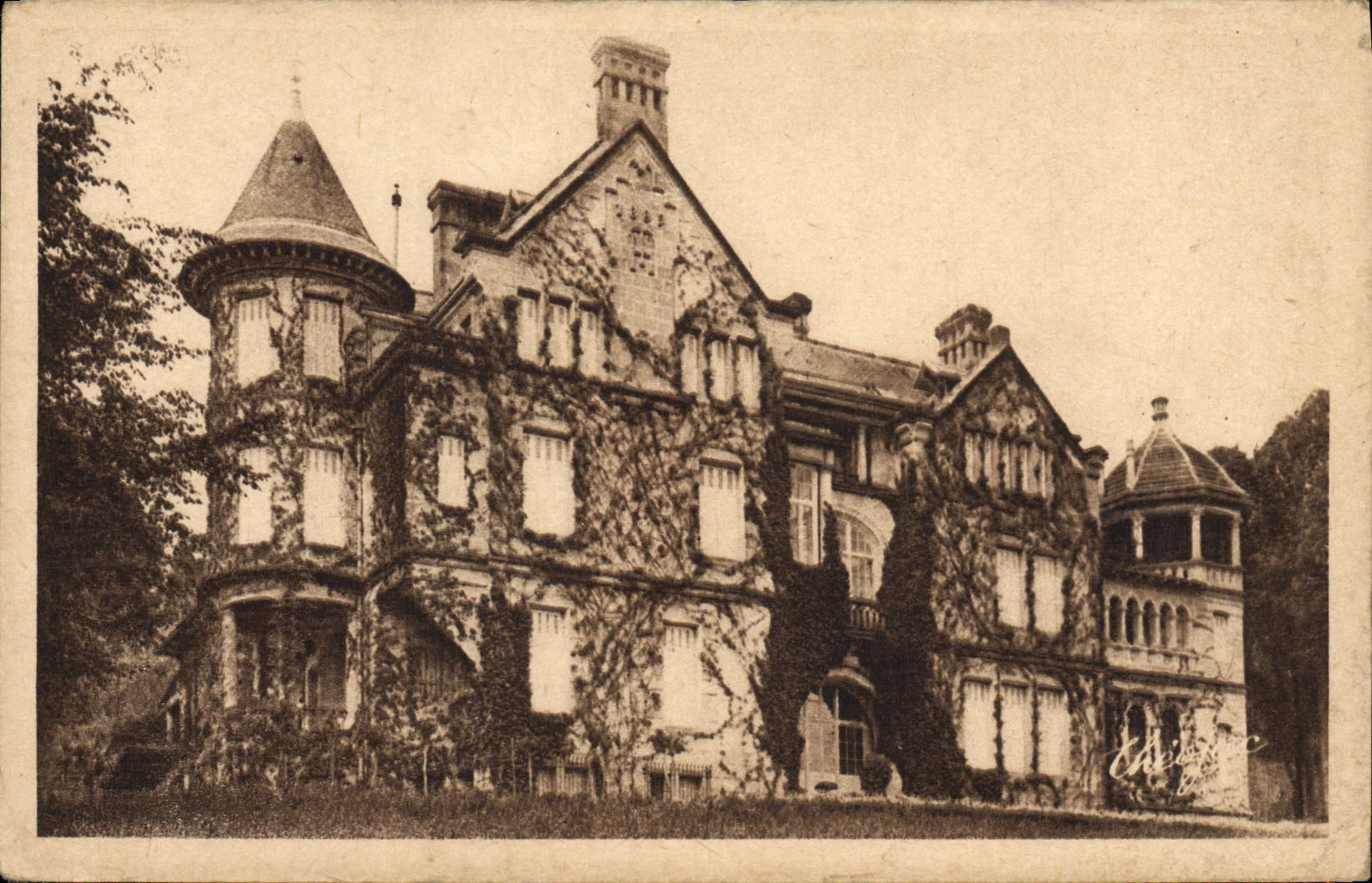 VINTAGE POSTCARD Castle De Montmery Close Ambazac