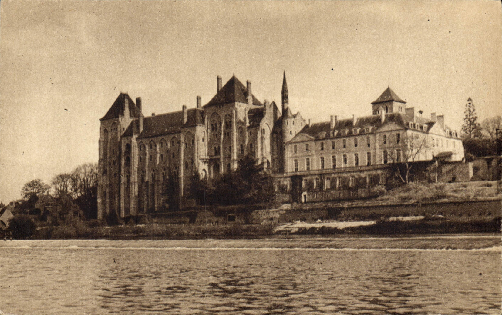 CPA L'Abbaye De Solesmes Sur Le Barrage De La Sarthe