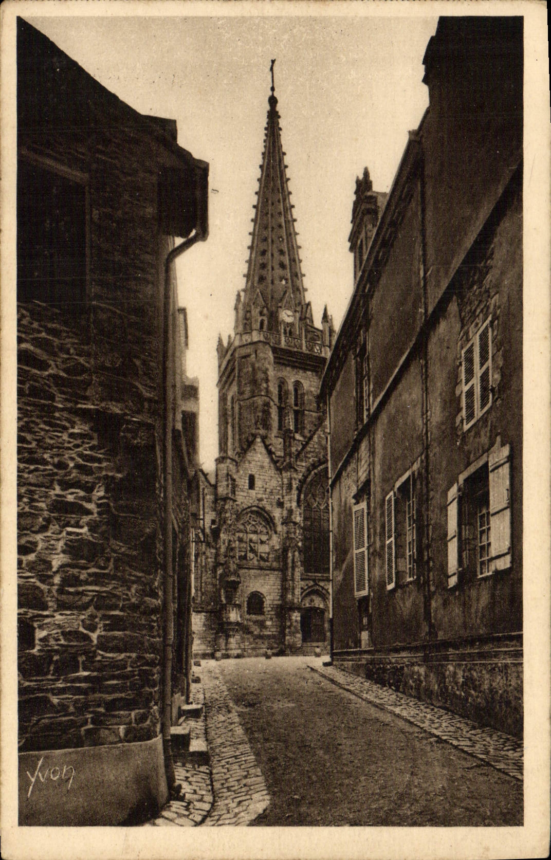 VINTAGE POSTCARD Brittany Glazes an Old Street With Escaped On I' Eglise Notre Dame
