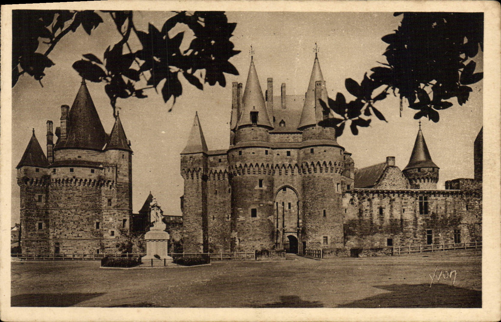 VINTAGE POSTCARD Brittany Glazes Chatelet