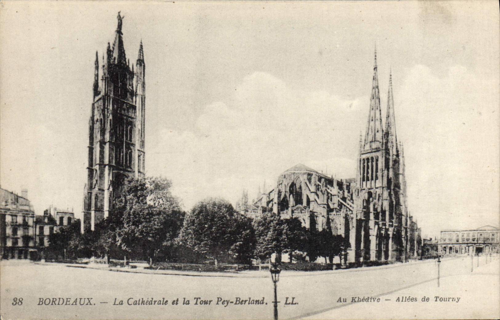 CPA Bordeaux La Cathedrale Et La Tour Pey Berland