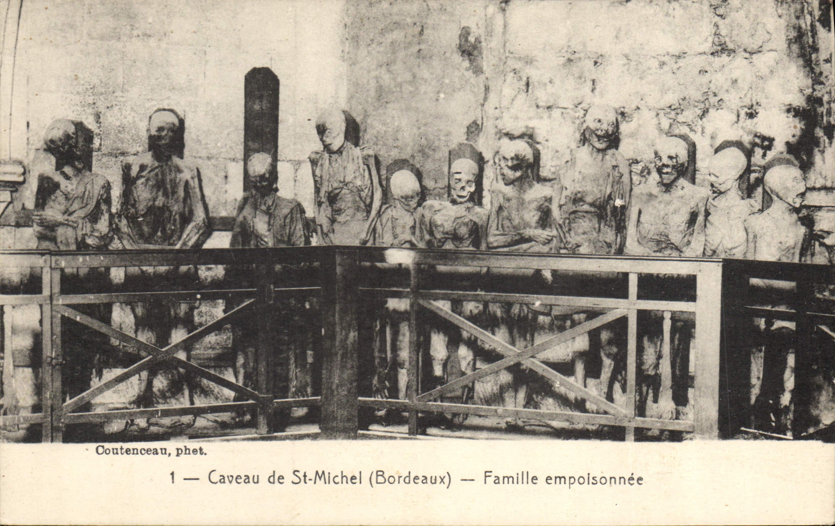 CPA Caveau De St Michel Bordeaux Famille Empoisonnee Squelettes 