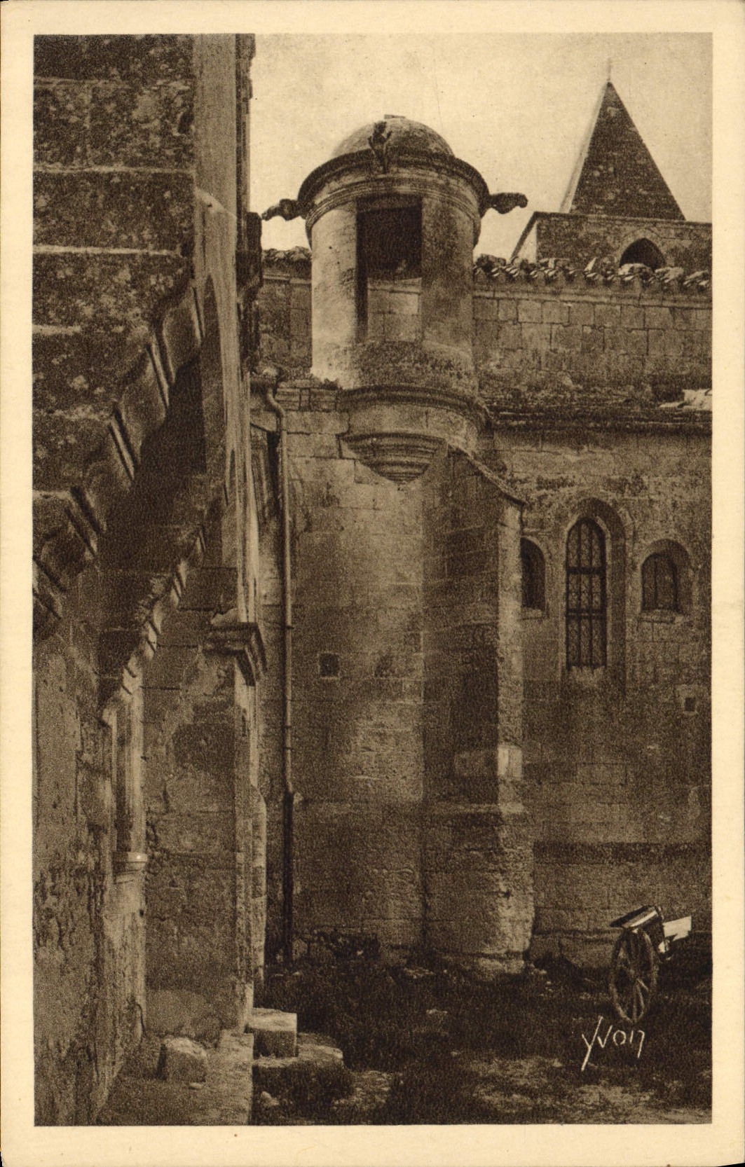 CPA Les Baux La lanterne Des Morts