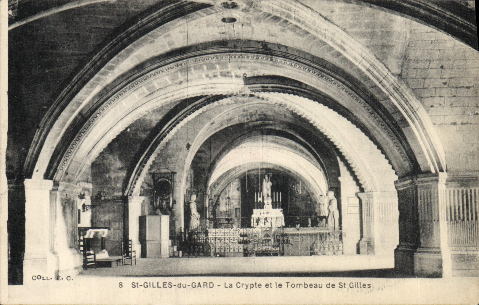 CPA St Gilles Du Gard La Crypte Et Le Tombeau De St Gilles