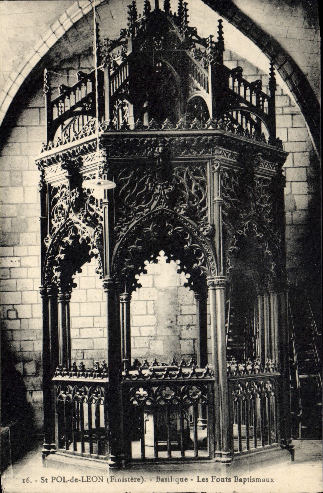 VINTAGE POSTCARD Holy pol. Of Leon Basilica the baptismal font