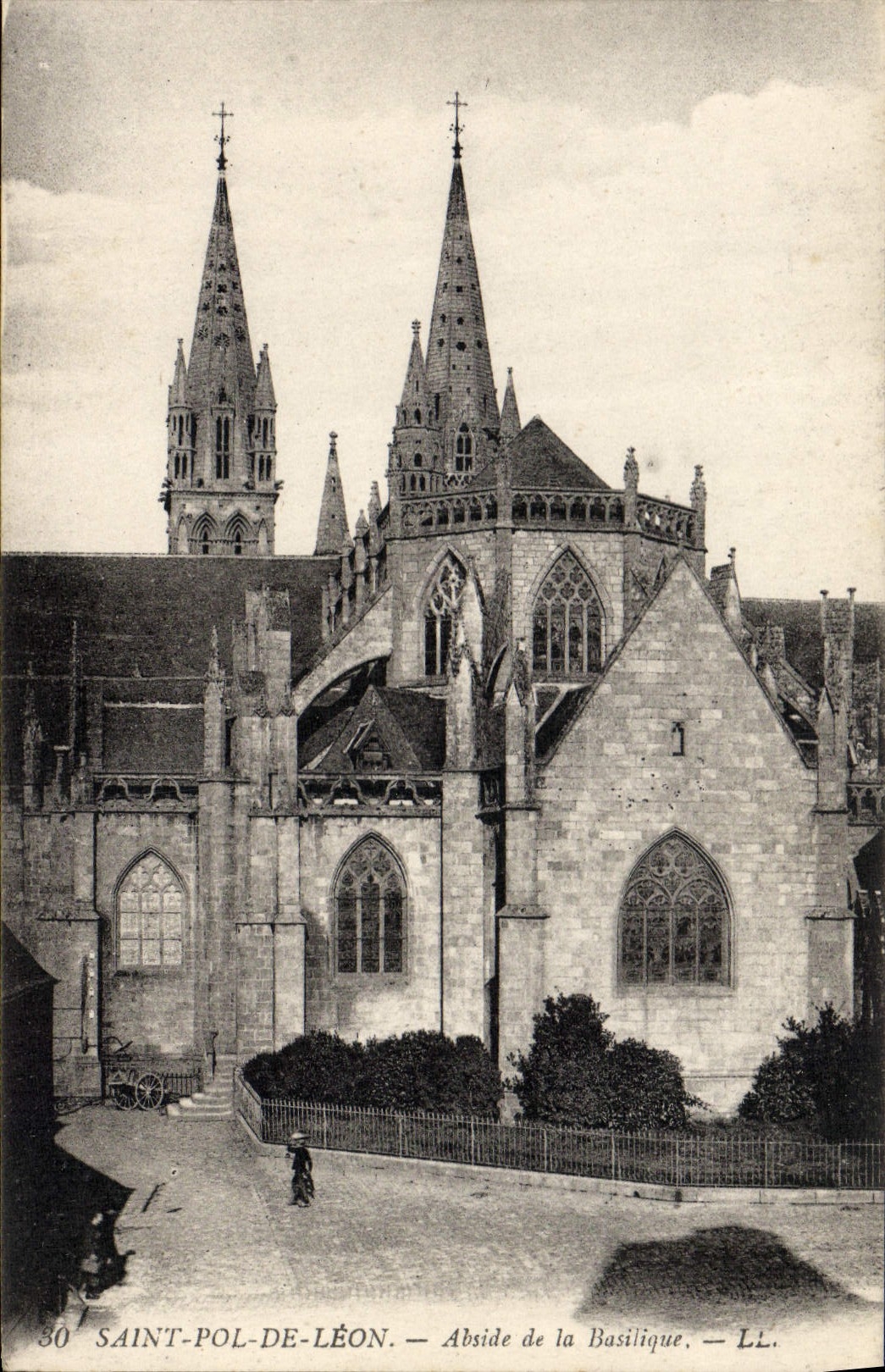 VINTAGE POSTCARD Holy pol. Of Leon Apse Of the Basilica