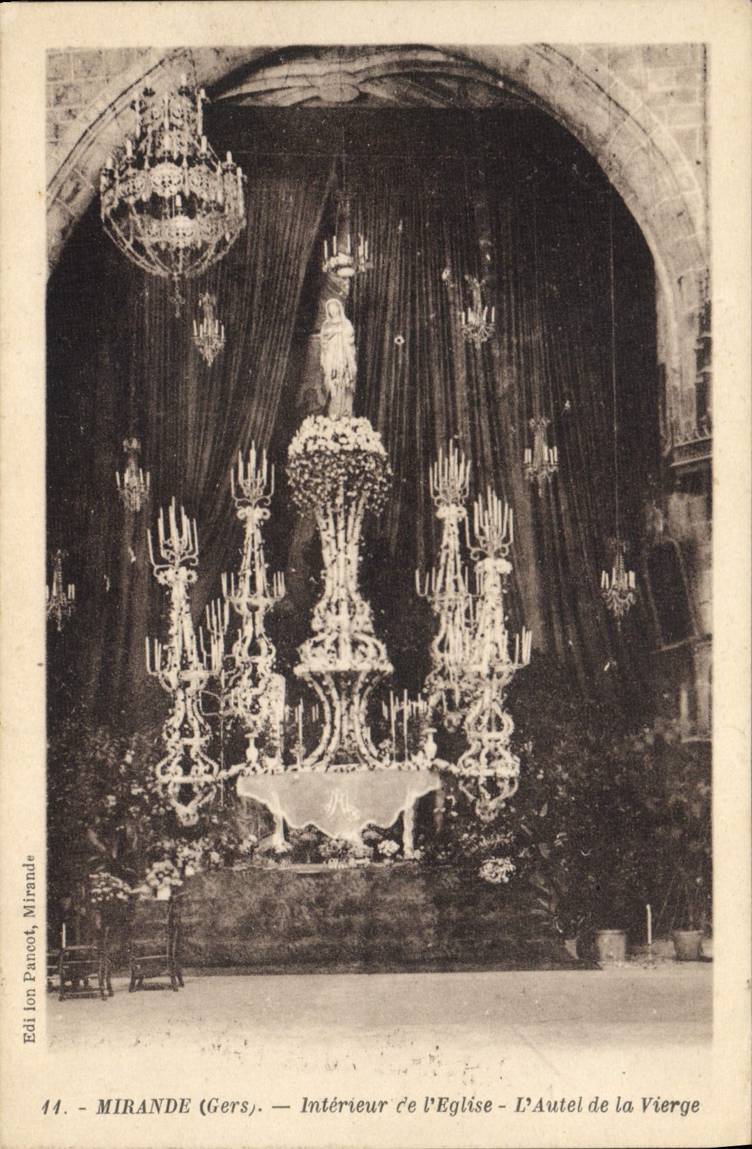 CPA Mirande Interieur de L'Eglise L'Autel de la Vierge